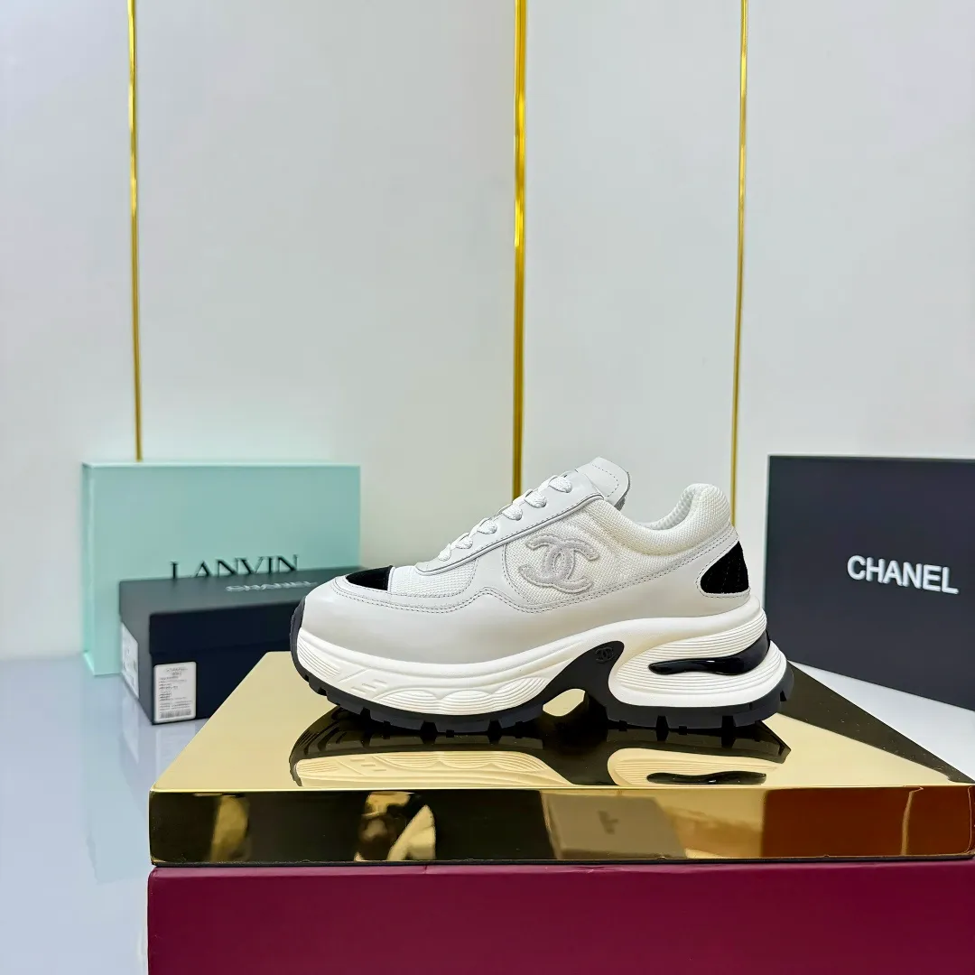 👟👟Ex-factory price 700👟👟 Chanel casual small leather shoes ~ original calfskin panda shoes Chanel 25C latest hot style panda black and white sports shoes casual sneakers small fragrance hot item classic black and white panda color coco girls must pay for it Fabric: original customized first-layer cowhide Inner: original imported breathable mesh lining Outsole: Original molded rubber + TPU combination Size: Women's 35-41